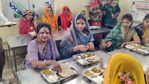 इंदिरा रसोई में महिलाओं को नि:शुल्क भोजन, महापौर ने भी खाया खाना