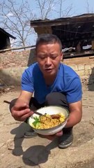 Après ça, cette poule va passer à la casserole