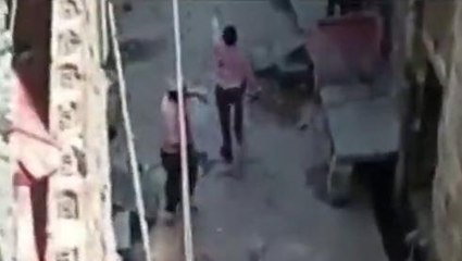 अलीगढ़: शराब पीने को लेकर दो पक्षों में हुई मारपीट, सीसीटीवी में मामला हुआ कैद