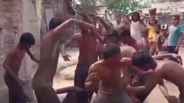 पूर्णिया: रंगों के बीच कुर्ता फार होली में भोजपुरी गानों पर ठुमके लगाते दिखे युवा वर्ग