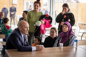 Özdere'de Depremzedelerin Kullanımına Sunulan Tesisi Ziyaret Eden Tunç Soyer: "Tek Dileğimiz Vatandaşlarımızın Dertlerine Derman Olmak"