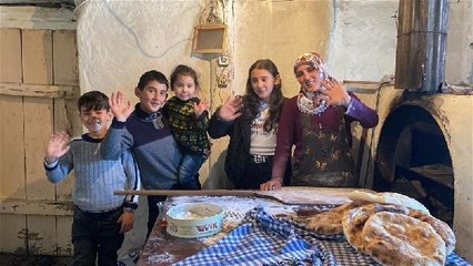KARS'TA KÖYDE YAŞAYAN 4 ÇOCUK ANNESİ, İNGİLİZCE ÖĞRETMENLİĞİ HAYALİ İÇİN YKS'YE HAZIRLANIYOR