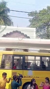 पतली क​मरिया मोरी आय, हाय... पर झूम उठे बच्चे