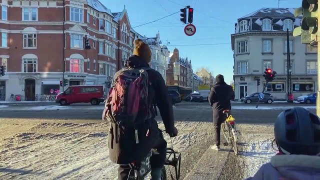 سكان كوبنهاغن يواصلون ركوب الدراجات الهوائية رغم الثلوج الكثيفة