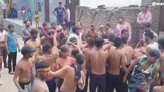 मथुरा: ग्रामीण क्षेत्रों में खेली गई होली, लोगों ने फाड़े एक दूसरे के कपड़े