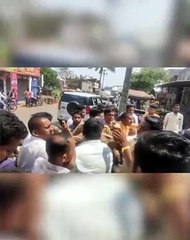 ठाकरे गटाने अडवली शिंदे गटाच्या खासदाराची गाडी
