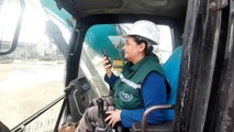 Bakan Kirişci deprem bölgesinde iş makinesi kullanan kadın operatörün 8 Mart Dünya Kadınlar Gününü kutladı