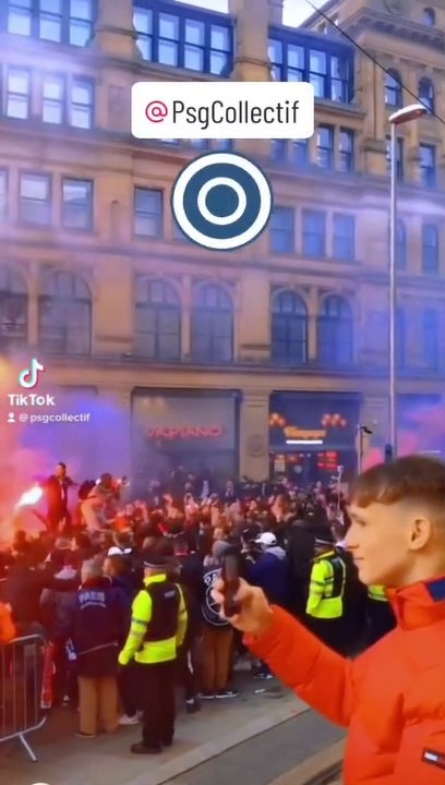 Les supporters des PSG. En Allemagne.. Aller aller.. Follow me