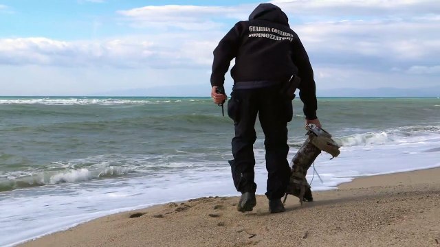 Cutro, il mare restituisce i resti del barcone affondato: sulla battigia un pezzo del motore