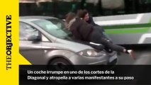 Un coche irrumpe en uno de los cortes de la  Diagonal y atropella a varias manifestantes a su paso