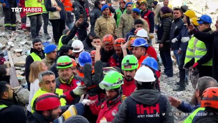 Enkazdan çıkarıldı, tedavisinden sonra gönüllü öğretmenliğe koştu