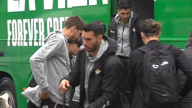 El Real Betis pone rumbo a Manchester con mucha alegría