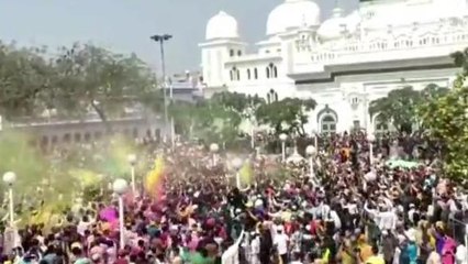 बाराबंकी: एकता की मिशाल पेशकर देवा शरीफ दरगाह में जमकर खेली गई होली