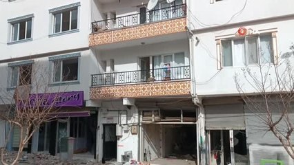 Hasarlı binada kurtarılmak istenilen kedi atlayarak kaçtı