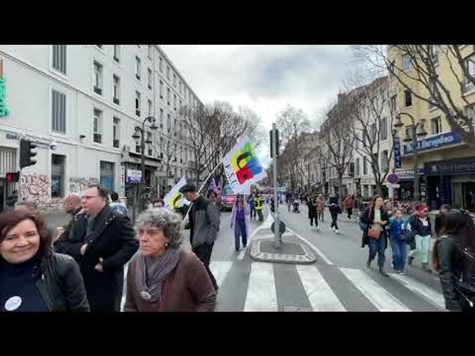 Marseille : reprise du cortège après un arrêt devant le commissariat de Noailles