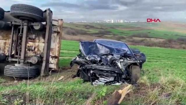 Arnavutköy’de hafriyat kamyonu ile otomobil çarpıştı