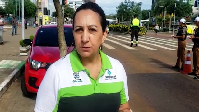 Dirija como uma mulher : Transitar realiza ação educativa em frente a Catedral