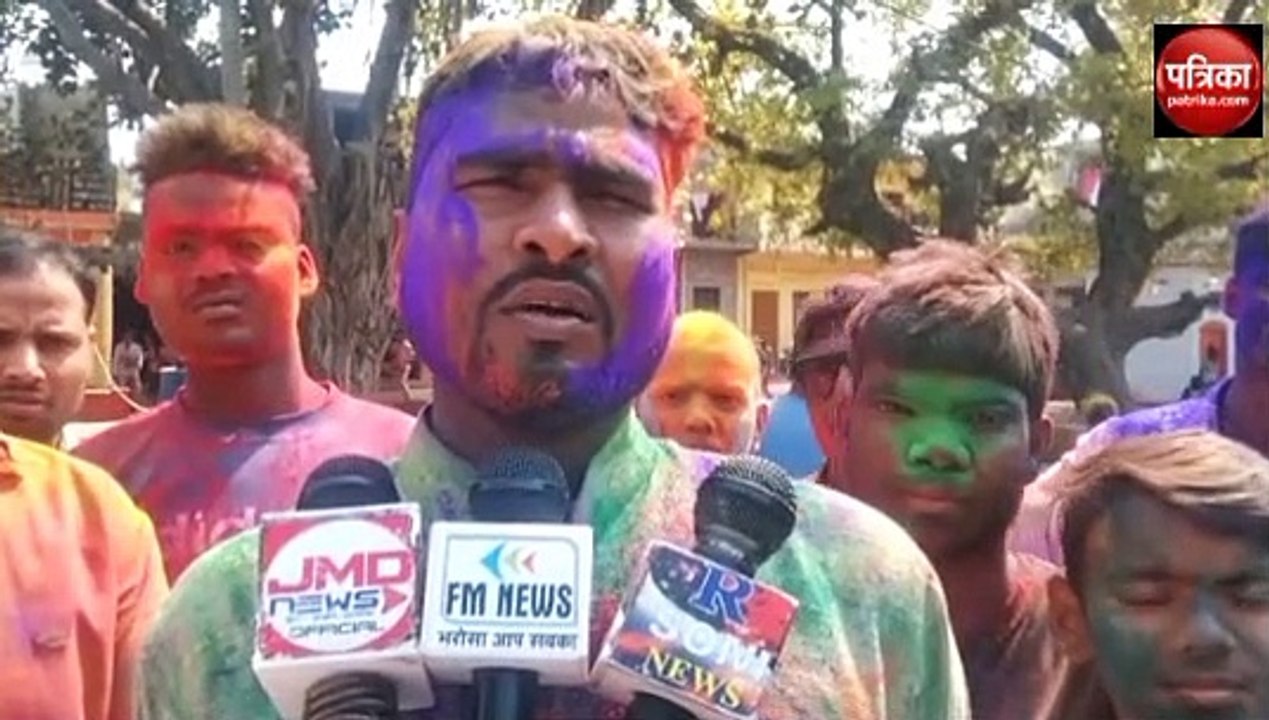 Unnao Holi: जैतीपुर की होली में रंग खेलने का कंपटीशन होता है