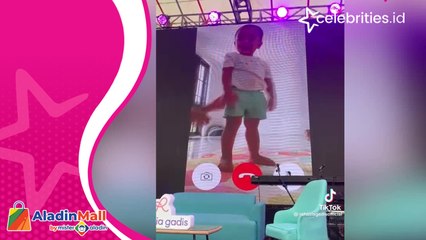Viral! Aksi Cipung Video Call dengan Penonton Konser Bikin Gemas