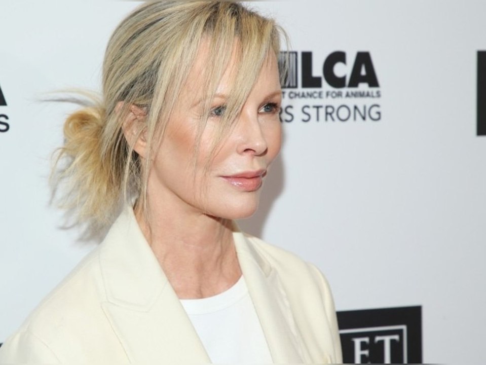 Baby shower im stripclub: kim basinger feiert mit tochter ireland