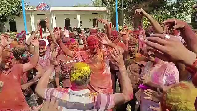 पुलिसकर्मियों ने खेली होली, खूब उड़ाया अबीर-गुलाल