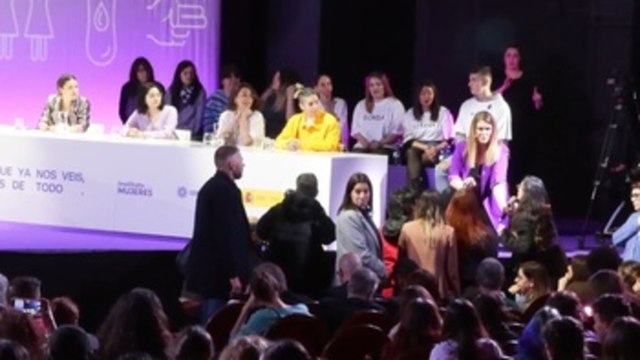 Activistas contra la ley trans increpan a la ministra de Igualdad en el acto del 8M