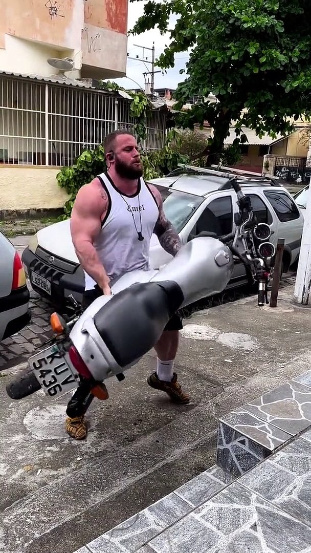 Vídeo de homem fazendo exercício com motocicleta causa polêmica