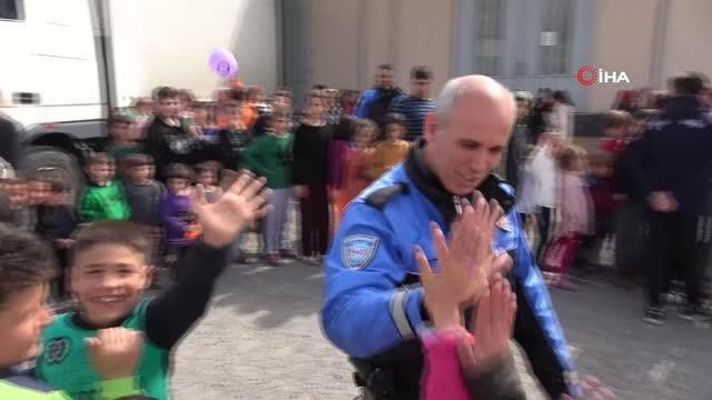 Polis ekipleri depremzede kadınların 'Kadınlar gününü' kutladı