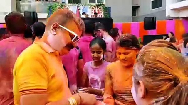 होली के रंगों में रंगा महानगर, खूब उड़ा अबीर गुलाल