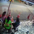 VÍDEO: Homem coloca arma nos rostos das vítimas e rouba pertences em bar