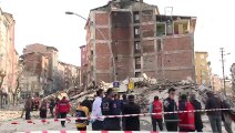 Depremlerde hasar alan 5 katlı bina yıkıldı