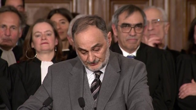Jean-Yves Halimi rend hommage à sa mère Gisèle Halimi: Maman, aujourd'hui entouré de ma famille et devant les plus hauts représentants de la Nation, je me sens un peu seul