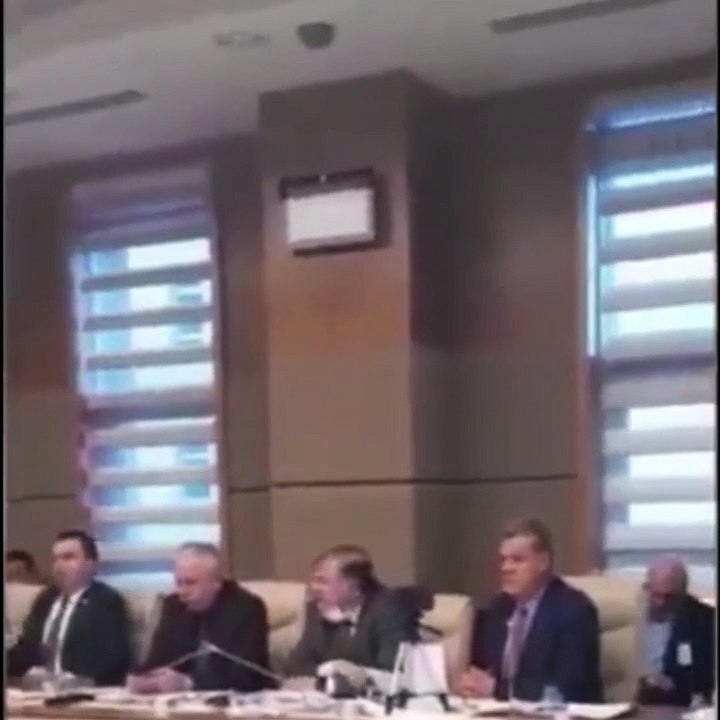 AKP'li vekil küfür etti, su fırlattı.