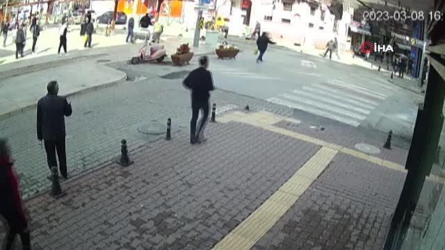 Direksiyon başında kalp krizi geçiren taksici motosikletliye böyle çarptı