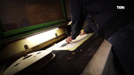 عمرك شوفت العود بيتصنع ازاي.. هتتفاجىء من الفيديو ده…