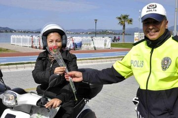 Tải video: Fethiye'de polis ekipleri kadınların gününü kutladı