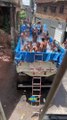 Moradores do Aglomerado da Serra curtem piscina improvisada em caminhão