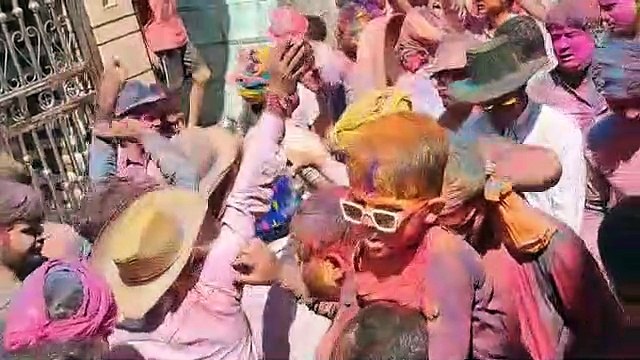 रंगों की बौछार से भिगोने के बाद शाम को लगाया अबीर-गुलाल