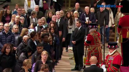 Raja Charles III Berdoa di Samping Peti Mati Ibunya, Ratu Elizabeth II