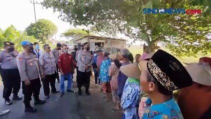 Polisi Bagikan Paket Sembako untuk Petani