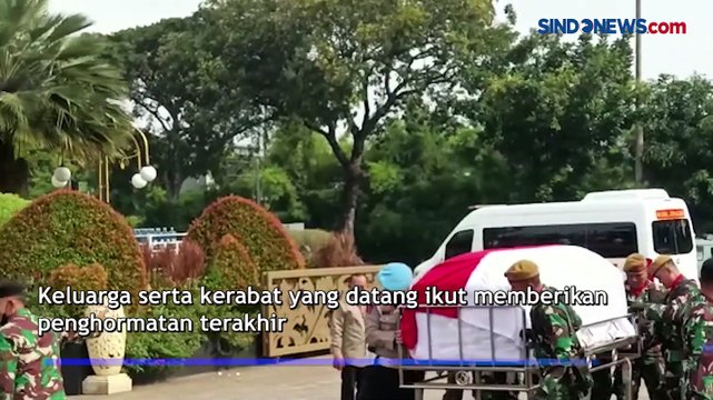 Disambut Tim Penembak Salvo, Jenazah Prof Azra Dimakamkan di TMP Kalibata
