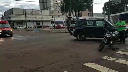 Motociclista fica ferido em acidente na Avenida Brasil