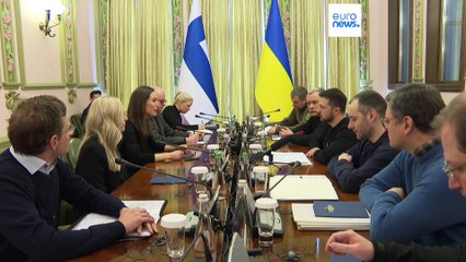 Sanna Marin visita Kiev para honrar a los soldados caídos en la guerra de Ucrania