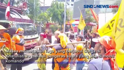 Lantunkan Lagu Surga di Khatulistiwa, Massa Petani Berjoget Sambil Menjinjing Hasil Tani