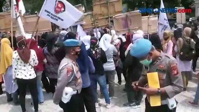 Ratusan Emak-emak Demo di Depok Gegara Tak Dapat BLT BBM