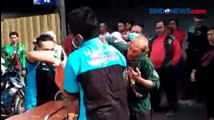 Download Video: Berusaha Mendahului Bus, Pengendara Motor Tersenggol Kendaraan Lain dan Tewas Terlindas Bus