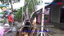 Hujan Angin, Pohon Tumbang Timpa Warung dan Toko di Jombang