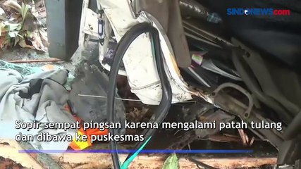 Ikut Google Map, Truk Angkut 4 Ton Besi Tabrak Rumah Makan di Magetan