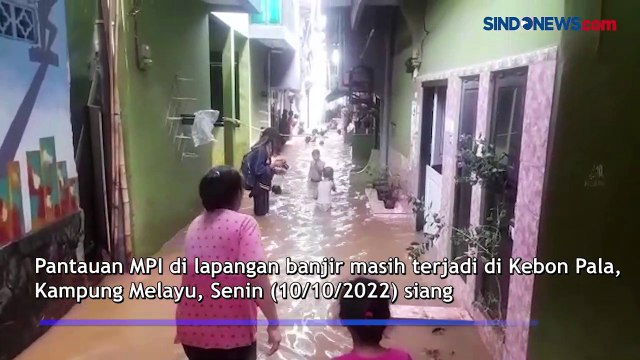 Warga di Kebon Pala Pilih Bertahan di Rumah Meski Masih Banjir