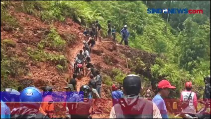 Pengendara Motor Nekat Lewati Jalur Palopo-Toraja yang Tertimbun Tanah